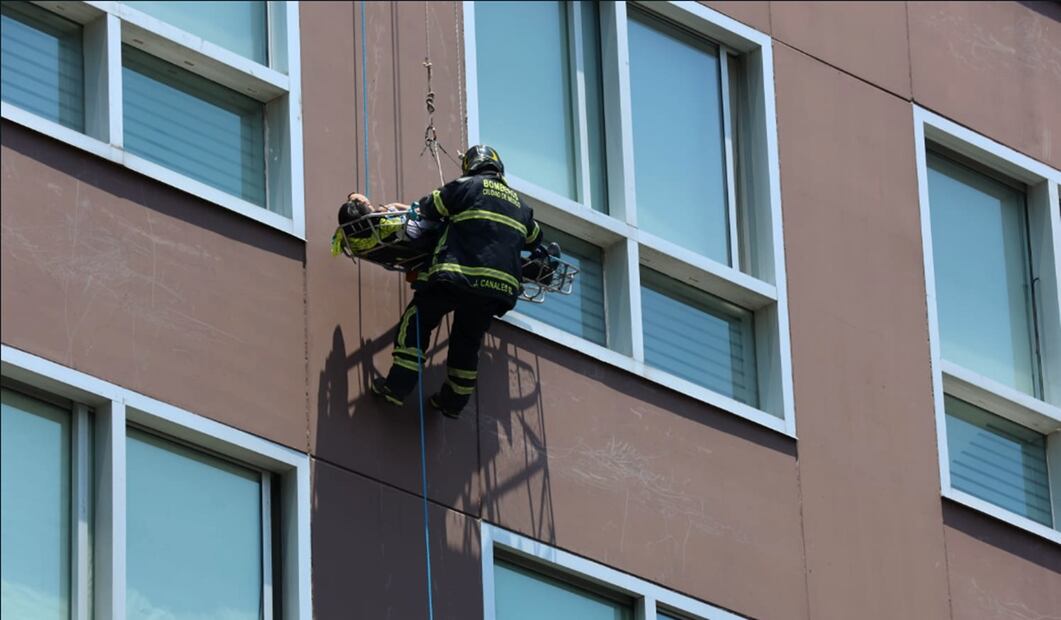 Bomberos realizan el rescate de una persona atrapada en un edificio de la Ciudad Judicial como parte del Primer Simulacro Nacional 2025 en la Ciudad de México, el 29 de abril de 2025. Foto: Francisco Rodríguez/EL UNIVERSAL
