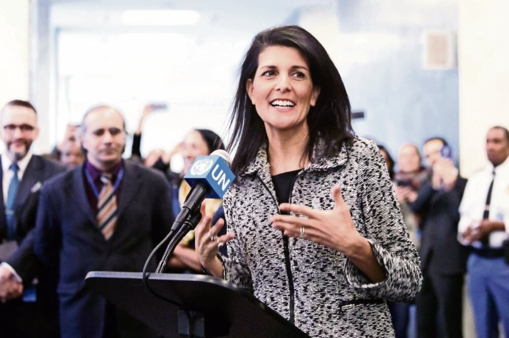 La nueva embajadora estadounidense ante la ONU, Nikki Haley, al hablar ayer con los medios a su llegada a la sede del organismo en Nueva York (JUSTIN LANE. EFE)