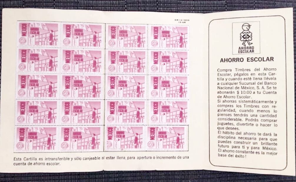 Plantilla para el Ahorro Escolar, con sus estampillas de 50 centavos. La idea era completar todos los espacios hasta juntar 10 pesos nominales; de ahí, se podía canjear la cartilla y guardar lo ahorrado en una cuenta. Foto: De Memoria/X/ESPECIAL.