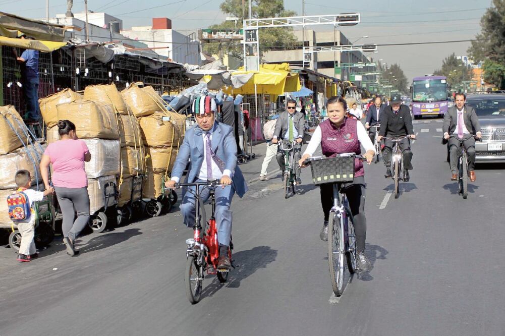 César Camacho, coordinador parlamentario del PRI en la Cámara de Diputados, encabezó ayer el recorrido en bicicleta que partió de la Glorieta de Colón, pasando por Tepito, donde comerciantes les gritaron (FERNANDO RAMÍREZ. EL UNIVERSAL)