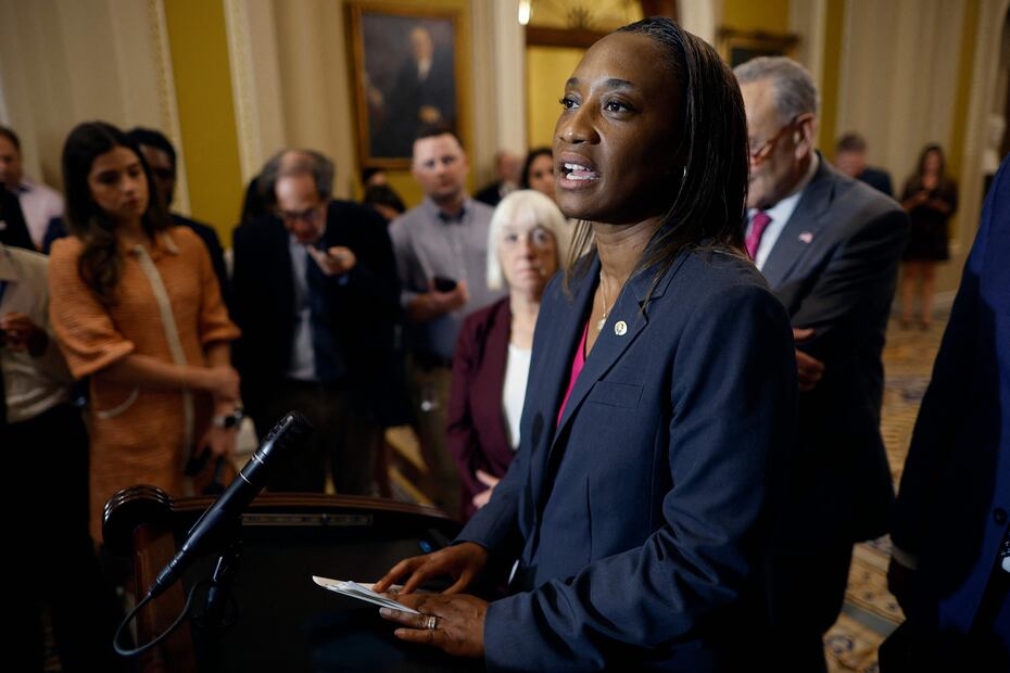La recién nombrada senadora Laphonza Butler (D-CA) habla sobre su predecesora, la fallecida senadora Dianne Feinstein (D-CA), después de asistir a su primer almuerzo político demócrata en el Senado en el Capitolio de los Estados Unidos el 4 de octubre. de 2023 en Washington, DC. Los senadores se reunieron durante los almuerzos de sus respectivos partidos el día después de que el presidente de la Cámara, Kevin McCarthy (R-CA), fuera destituido de la presidencia por una facción conservadora dentro de su propio partido. Foto : Chip Somodevilla/Getty Images/AFP (Photo by CHIP SOMODEVILLA / GETTY IMAGES NORTH AMERICA / Getty Images via AFP)