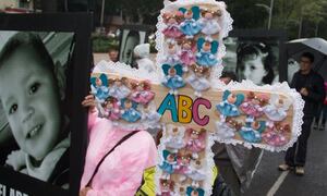 En memoria de los niños fallecidos y heridos en el incendio de la Guardería ABC que ocurrió el 5 de junio de 2009 en Hermosillo, Sonora, madres y padres y familiares marcharon desde el Ángel de la Independencia hasta el Zócalo Capitalino para exigir castigo a los culpables (05/06/2019). Foto: Andrea Murcia/ Cuartoscuro