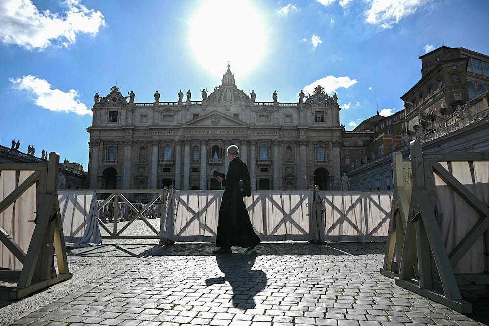 Un prelado camina en la Plaza de San Pedro, un día antes del inicio del cónclave, en la Capilla Sixtina del Vaticano. FOTO: GABRIEL BOUYS. AFP