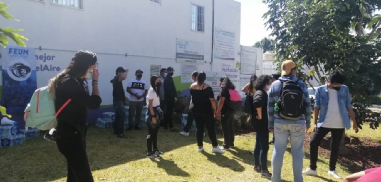 Estudiantes de Morelos hacen “plantón” en centro de verificación