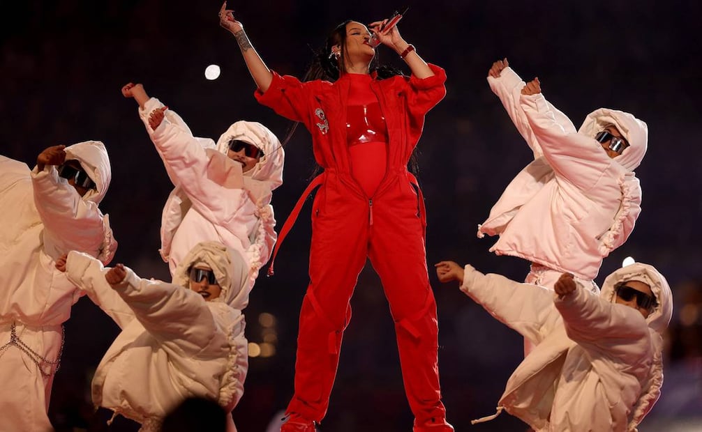 Rihanna en el espectáculo de medio tiempo del Super Bowl 2023.