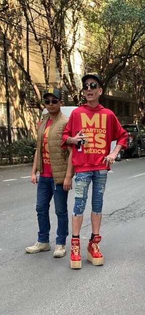 Edy Smol luce su diseño en marcha de AMLO; “hoy desfila mi amor por México’