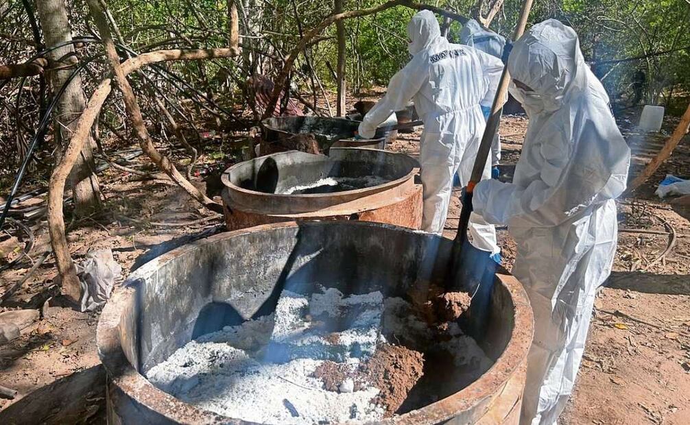 En los campamentos abundan los equipos de evaporación de sustancias hechizas, para lo que se requieren trajes especiales. Foto: Especial