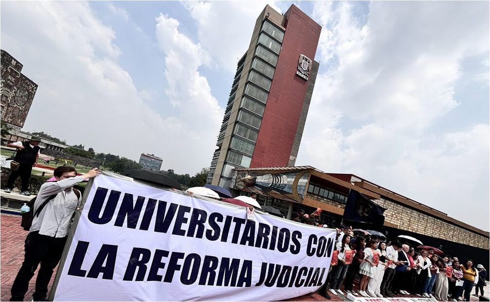 Estudiantes universitarios protestan a favor y en contra de la reforma judicial en la UNAM. Foto: Aldo Fernández/EL UNIVERSAL