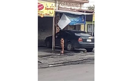 Indigna video en que bañan a menor en plena calle de Apodaca, a 5 grados