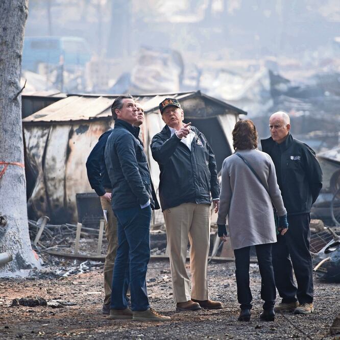 El presidente Donald Trump (centro), habla con autoridades de California para evaluar los daños que han dejado los incendios en el estado durante las últimas semanas. (SAUL LOEB. AFP)