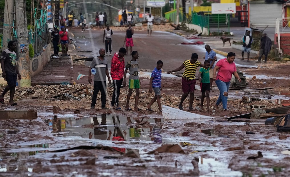 Personas caminan por Santa Cruz, Jamaica, el miércoles 29 de octubre de 2025, después del paso del poderoso huracán Melissa de categoría 5. Foto: AP
