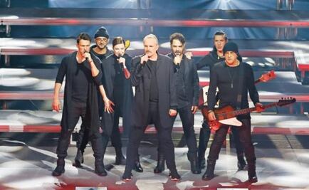 Miguel Bosé sings for peace and against walls in Mexico City