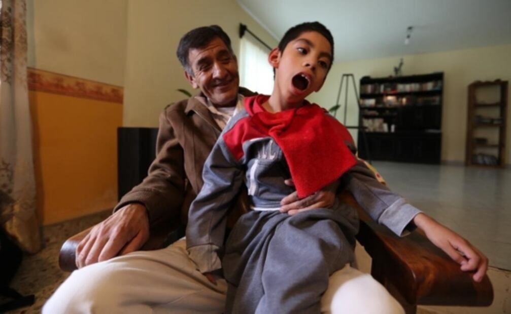 Evan vive con parálisis cerebral, no habla, pero su abuelito escribió un libro de sus charlas imaginarias que vende para costear terapia