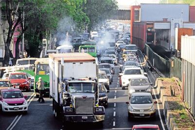 Circularán diario autos que pasen norma: Semarnat