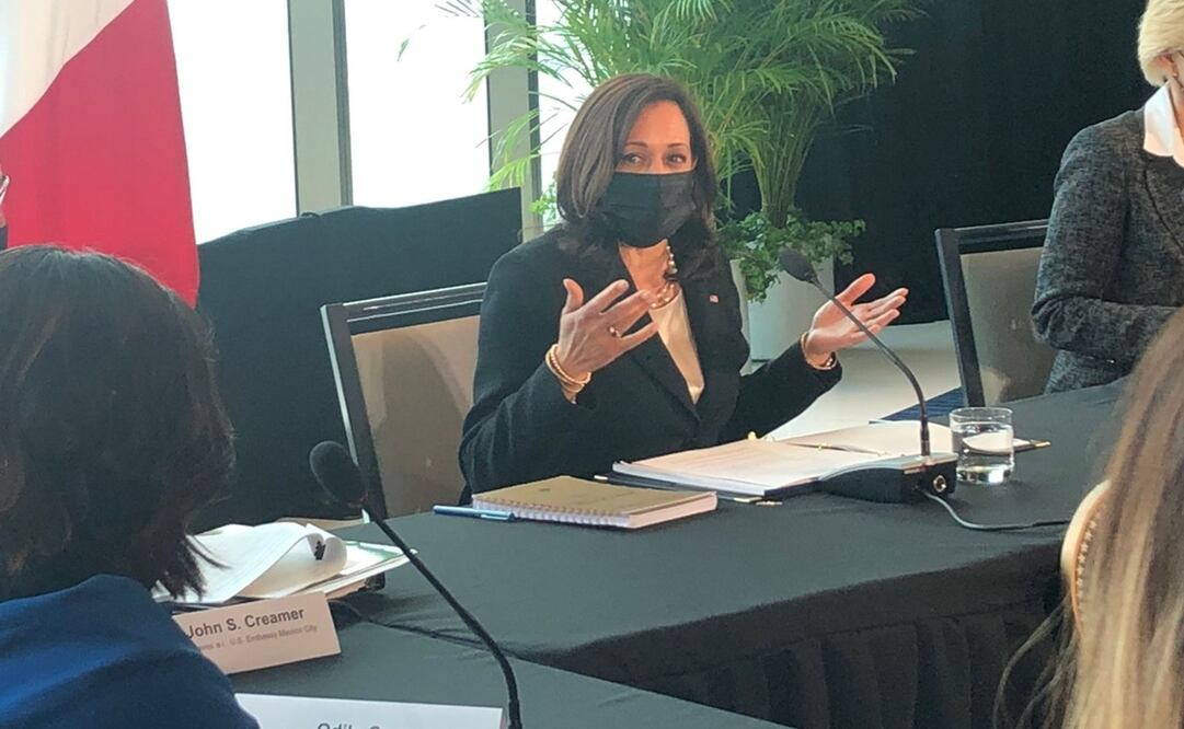 La vicepresidenta estadounidense escuchó cómo algunas mujeres emprendedoras se dedican a ayudar a madres de familia. Foto: Ariadna García / EL UNIVERSAL