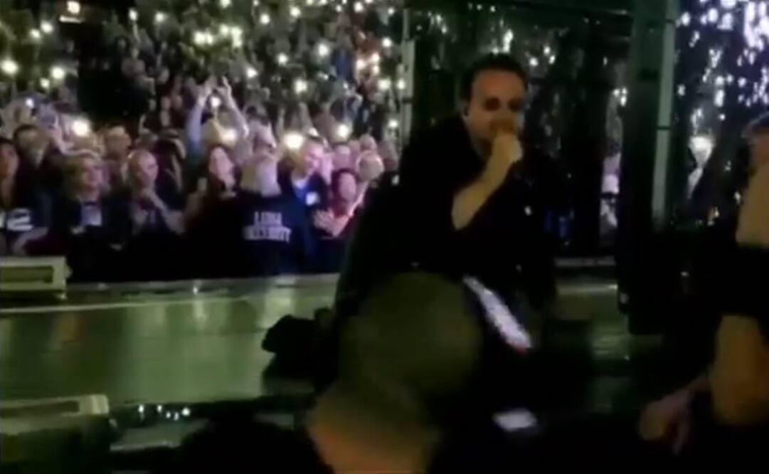 Bono siguió cantando a pesar de sufrir caída. FOTO: Especial 