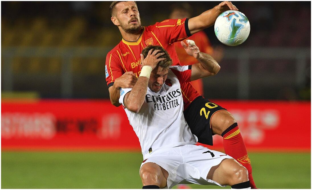 Santiago Giménez en el partido vs Lecce Foto: AP