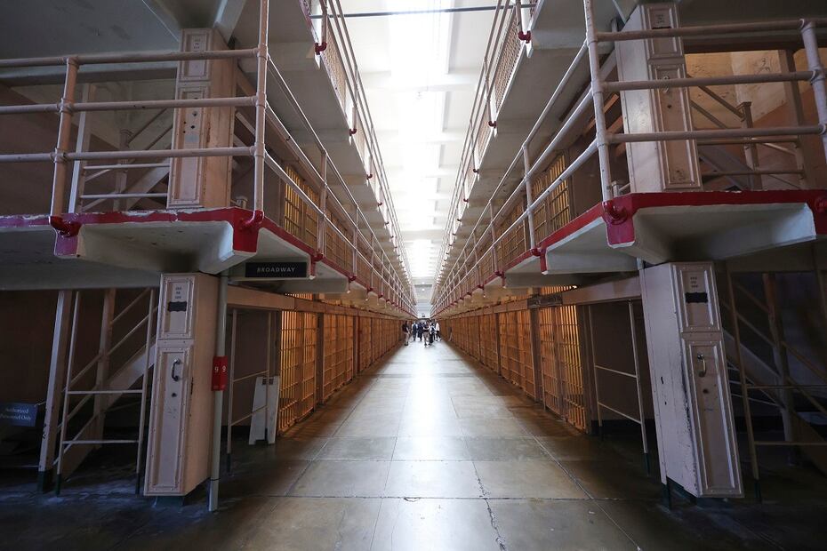 Visitantes en las celdas de la prisión en la isla de Alcatraz, en San Francisco. FOTO: JED JACONSOHN