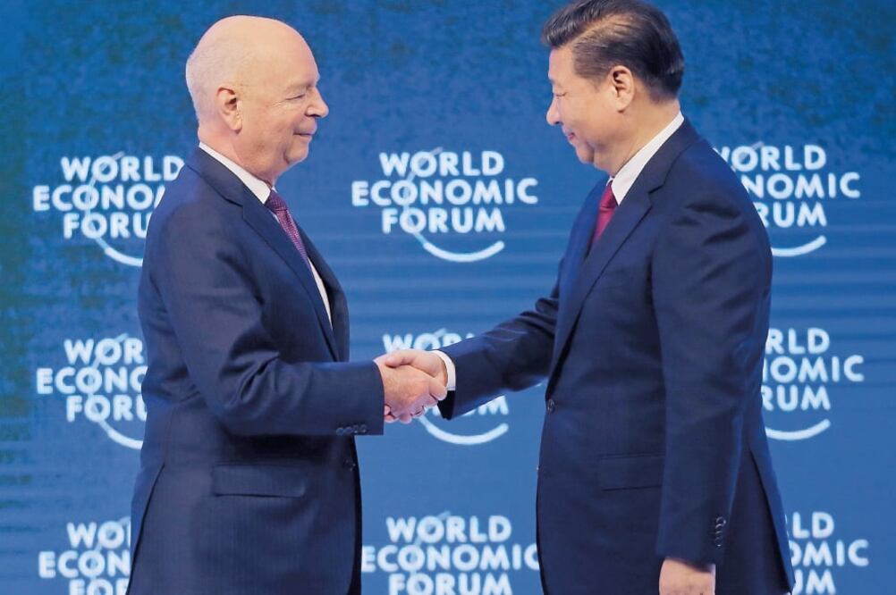El fundador del Foro Económico Mundial, Klaus Schwab, da la bienvenida al presidente chino Xi Jinping (MICHEL EULER.AP)