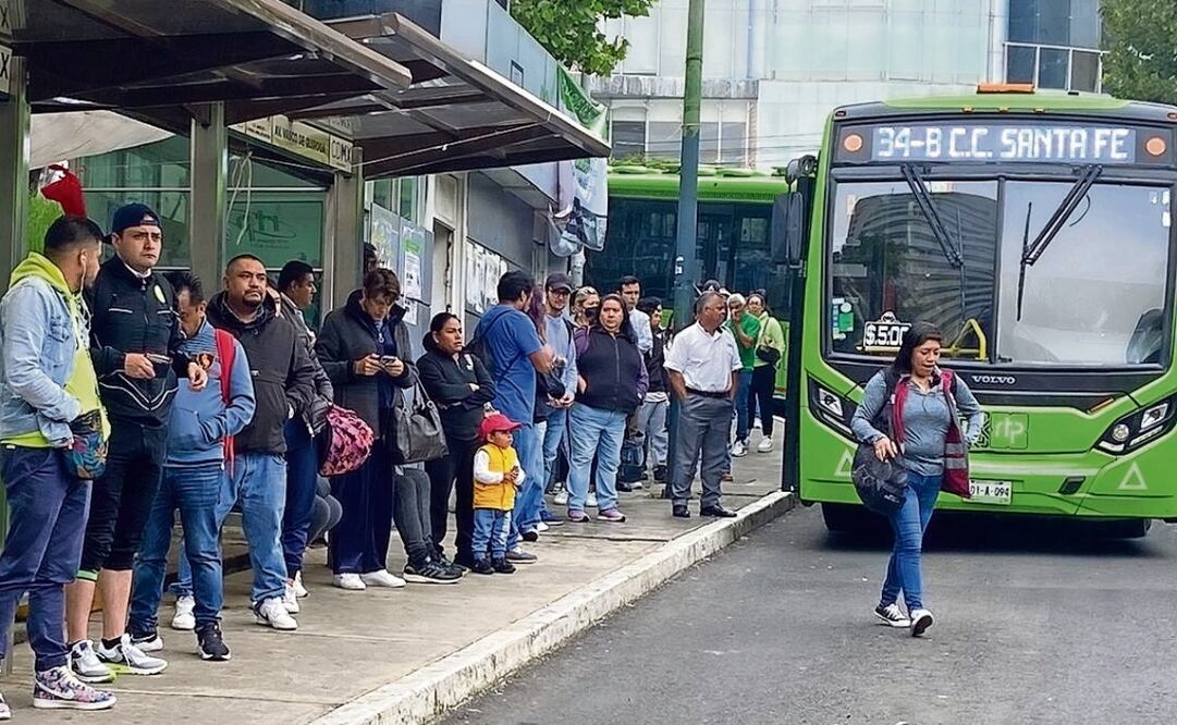 Largas filas se forman para abordar las unidades de la RTP, ubicada en la avenida Lomas de Santa Fe. Foto: Juan Carlos Williams | El Universal