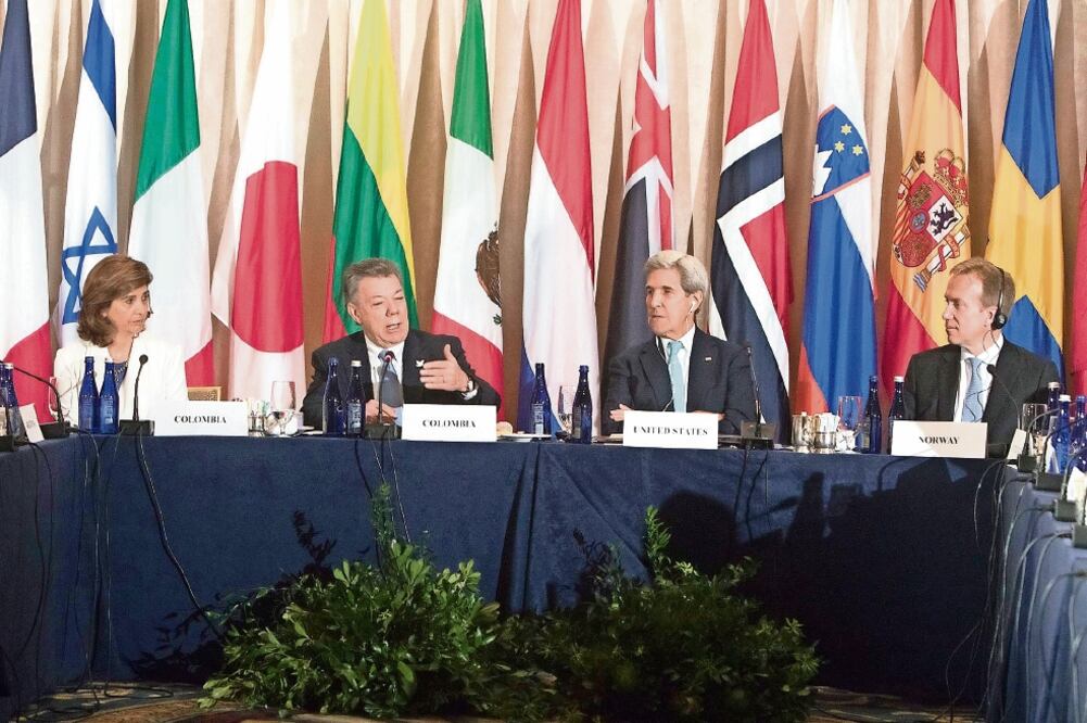El presidente de Colombia, Juan Manuel Santos, y el secretario de Estado de EU, John Kerry, en la reunión para impulsar la Iniciativa Global de Desminado (MIGUEL RAJMIL. EFE)