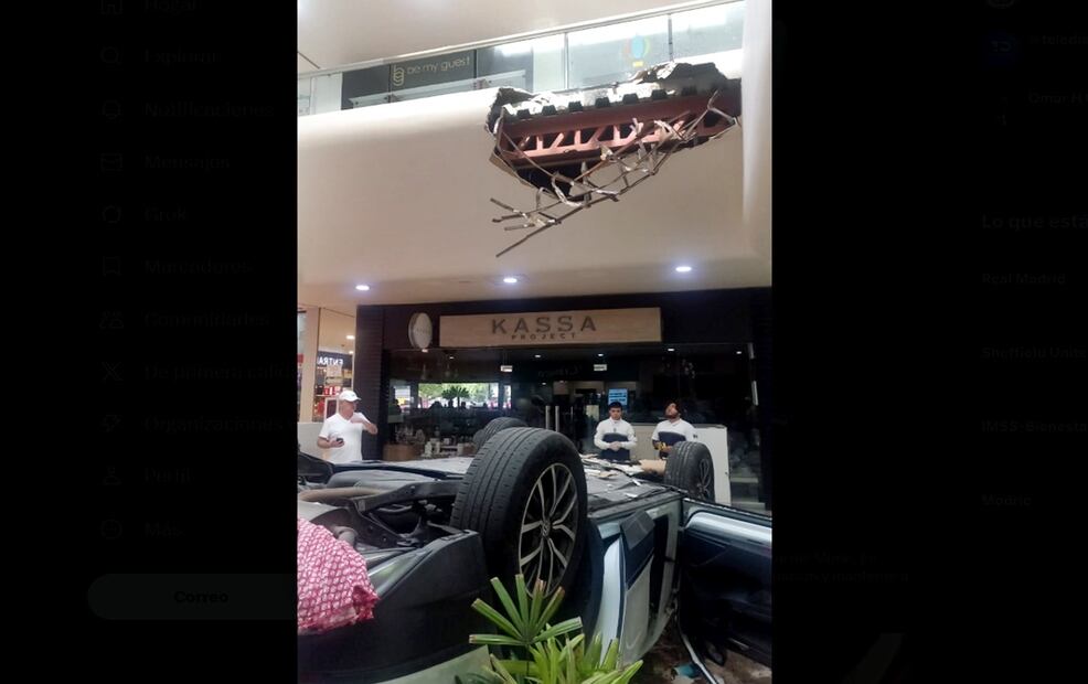 Un automóvil conducido por una mujer cayó desde un tercer nivel al interior de la Plaza Lilas, en la alcaldía Cuajimalpa, el sábado 24 de mayo de 2025. Foto: @Bomberos_CDMX