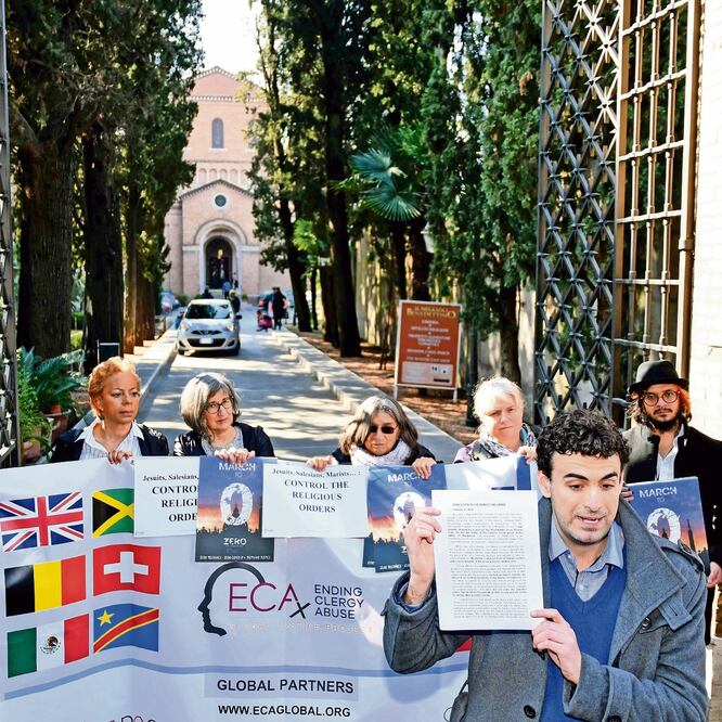 Activistas de una ONG contra el abuso sexual clerical, que están en Roma por la cumbre vaticana, se manifestaron ayer afuera del monasterio de San Anselmo. ALBERTO PIZZOLI. AFP
