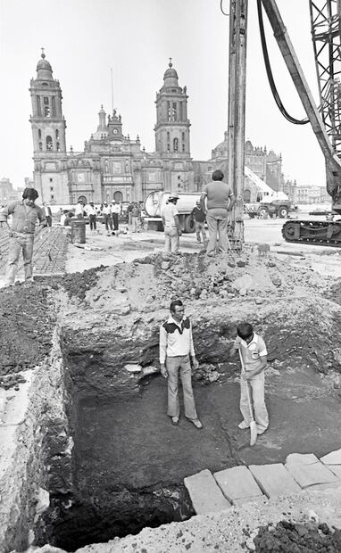 Trabajos en el Zócalo Capitalino. El INAH tomó con recelo las obras para la Línea 8 del Metro después de ver los daños que dejó la construcción de las rutas 1 y 2, al grado de hundir una de las torres de la Catedral. Foto: Héctor Martínez/Archivo EL UNIVERSAL.