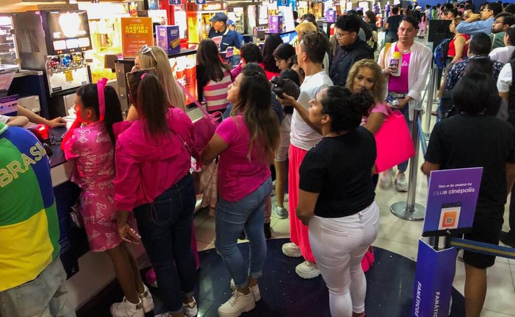 En la dulcería se han formado filas de personas que buscan obtener una palomera de Barbie. / Foto: Diego SImón, EL UNIVERSAL