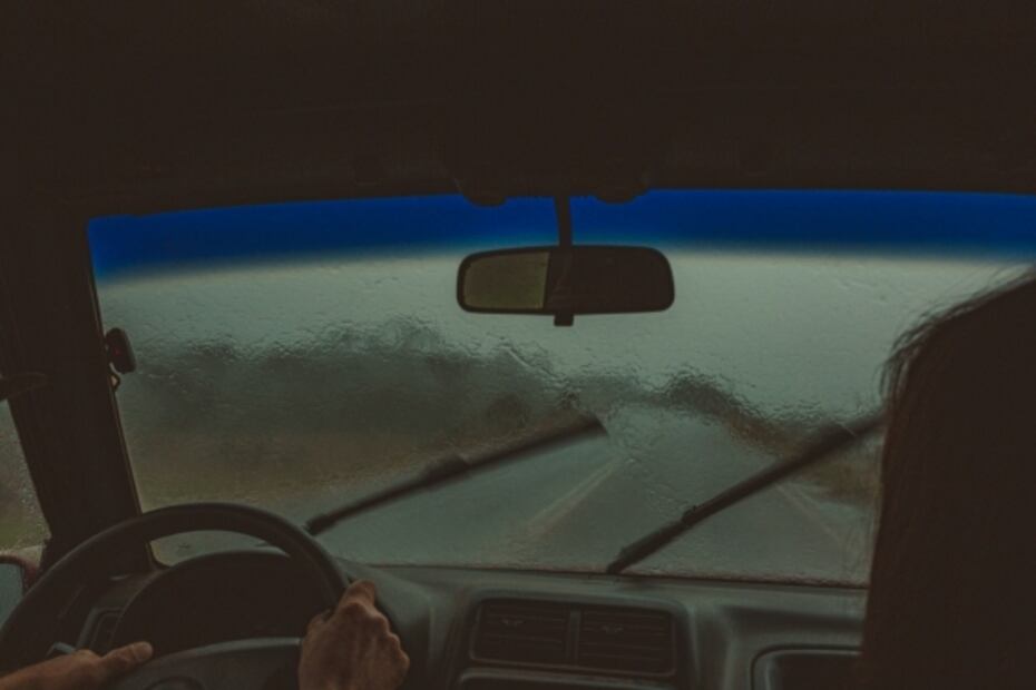 Aplica estos trucos para desempañar los vidrios del auto cuando llueve