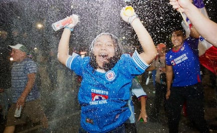 Aficionados del Cruz Azul festejan campeonato en el Ángel de la Independencia; policía de la CDMX implementa operativo