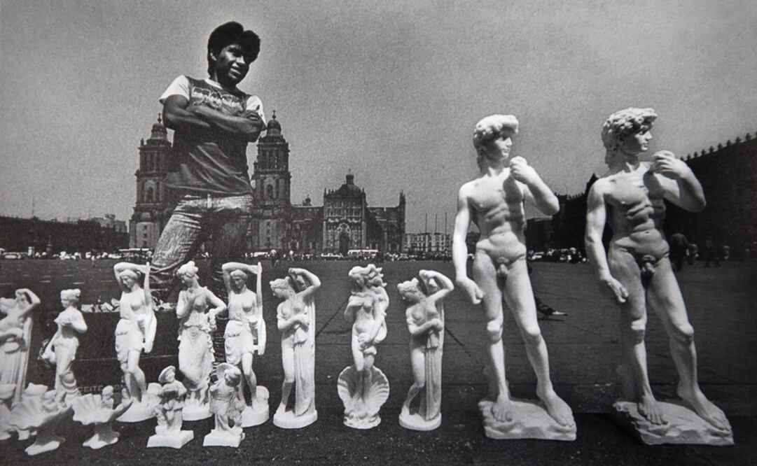  Francisco Mata Rosas captó a un vendedor en pleno zócalo de la ciudad. FOTO: Tomada del libro "Un lugar común. 50 fotógrafos y la ciudad de México"