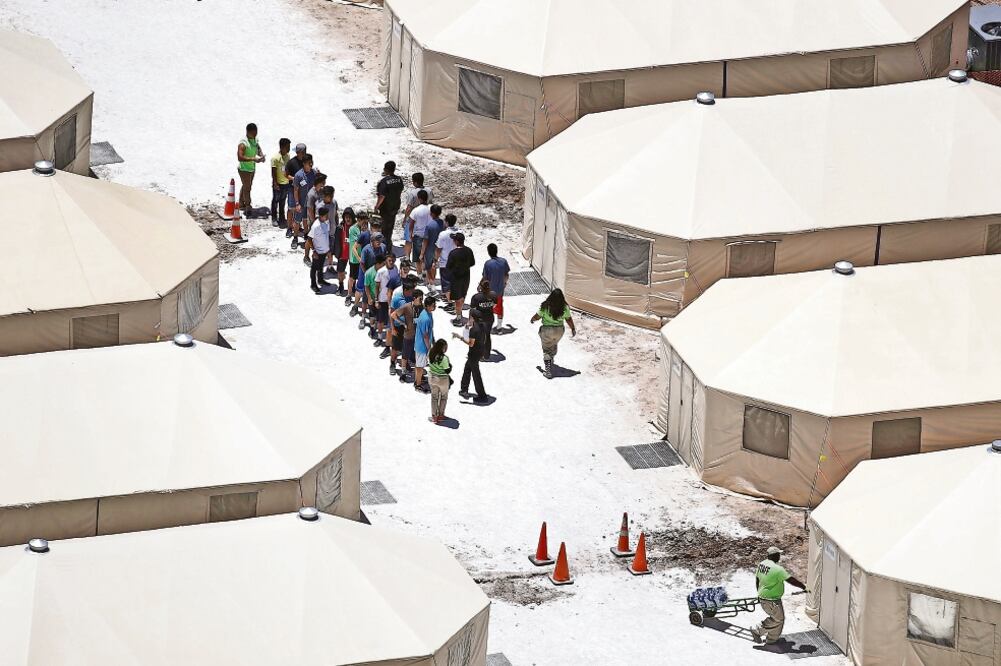 Niños migrantes, en las carpas para menores separados de sus familias instaladas en la localidad de Tornillo, Texas. Foto: AFP
