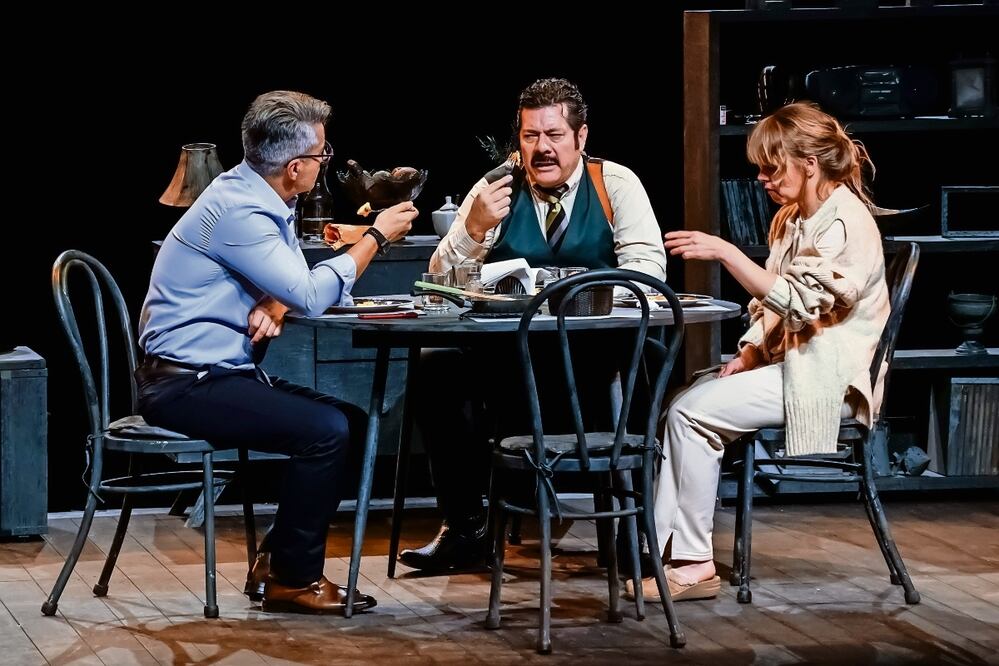 La obra La negociación, que se presenta en el Teatro Juan Ruiz de Alarcón, es una reflexión sobre la familia, las relaciones y los niveles de violencia que existen, Foto: Teatro UNAM