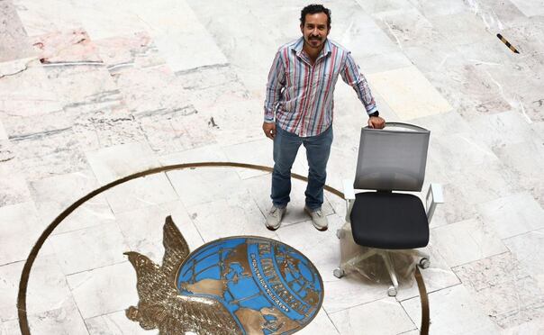 Los suscriptores de EL UNIVERSAL, Francisco Oseguera  y Tzam Zuñiga, recibieron una silla marca Reqüiez.  |   Foto: Berenice Fregoso.