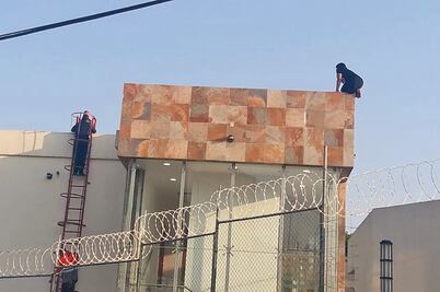 Mujer intenta saltar de la azotea de una clínica