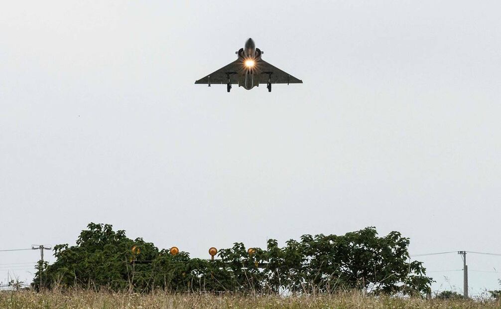Un avión de combate de la Fuerza Aérea de Taiwán se acerca para aterrizar en una base de la fuerza aérea en Hsinchu, en el norte de Taiwán. FOTO: AFP