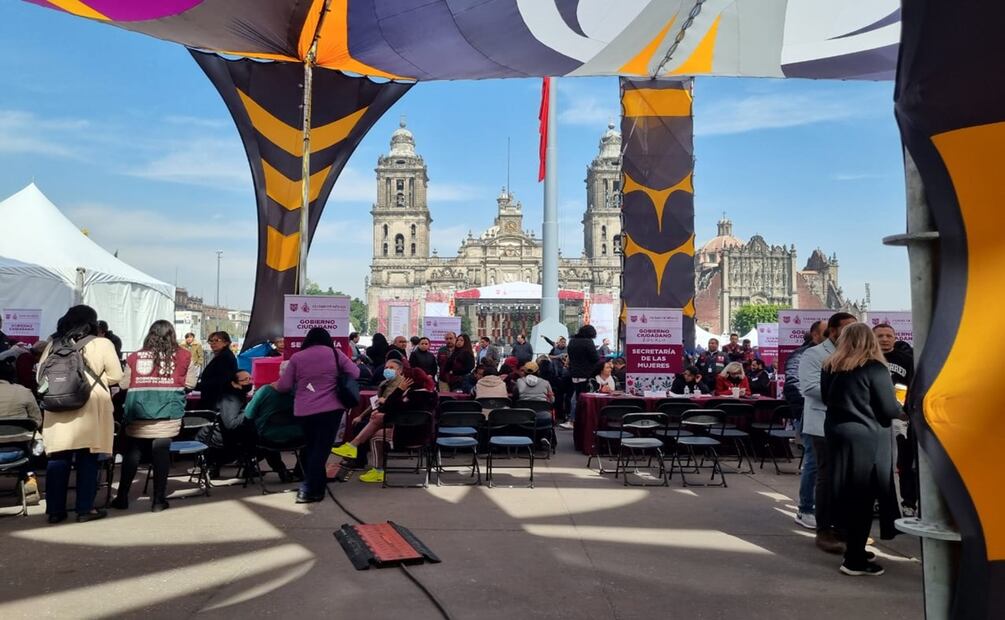 Realizan audiencias en el Zócalo entre decoraciones navideñas. Foto: Frida Sánchez