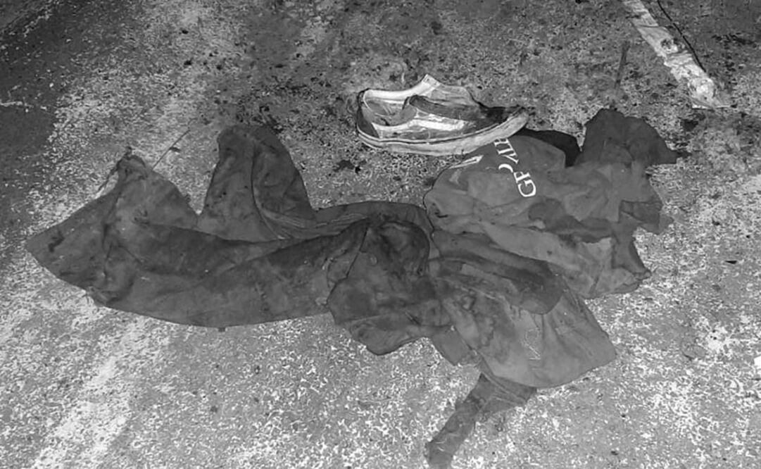 A cinco metros del cuerpo localizaron restos de cabello, así como una playera roja, un pantalón de color gris y tenis de color blanco con negro, así como un cinturón. Foto: Especial