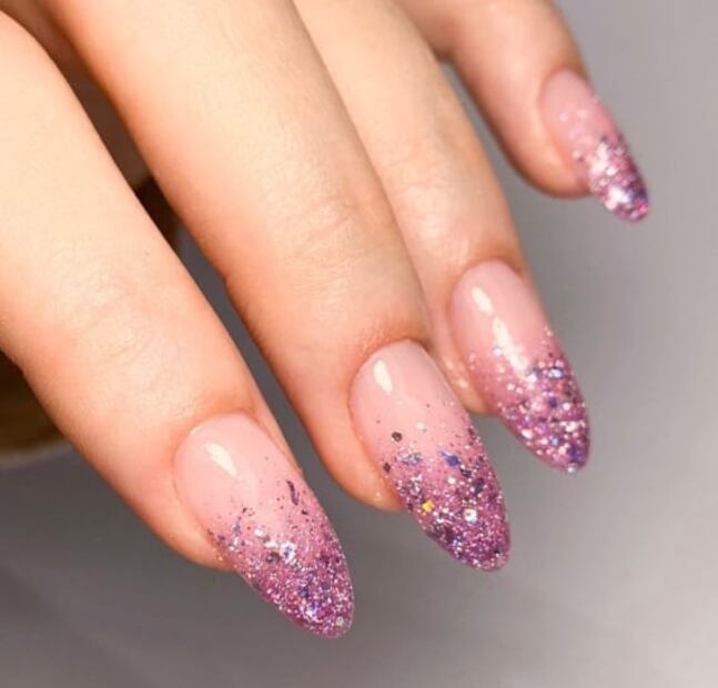 Diseños de uñas con glitter para brillar en la temporada de fiestas