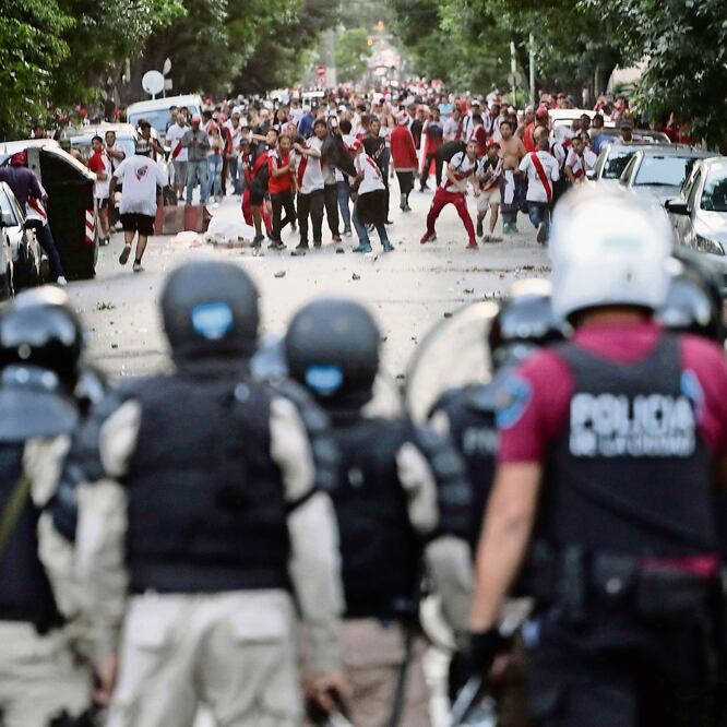 Los fanáticos atacaron con piedras al camión de Boca. Foto: REUTERS