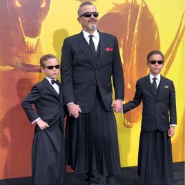 Miguel Bosé y sus hijos usan falda para la alfombra roja de “Godzilla”