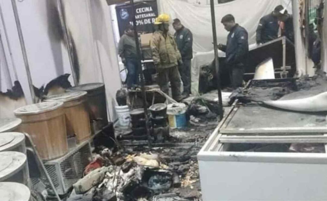 A las 4:49 horas se suscitó el incendio de los stands 47, 48, 49, 50, 51, 52 y 53 de la zona recreativa y cultural. Foto: Especial