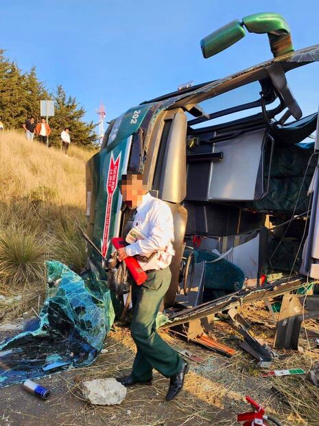 Camión de pasajeros vuelca sobre la carretera Toluca-México. Foto: Especial