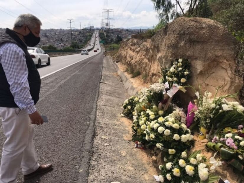 Automovilistas se toman selfies en ofrenda a Octavio Ocaña sobre autopista Lechería-Chamapa