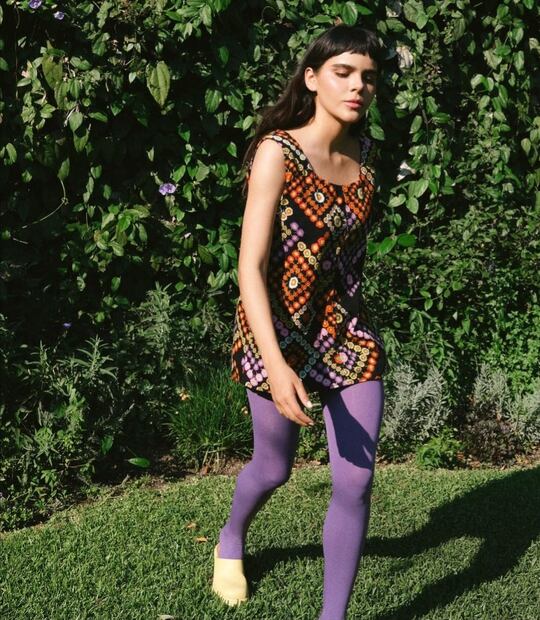 Lo más destacado del atuendo de Yuya fueron sus medias moradas. Foto: Instagram