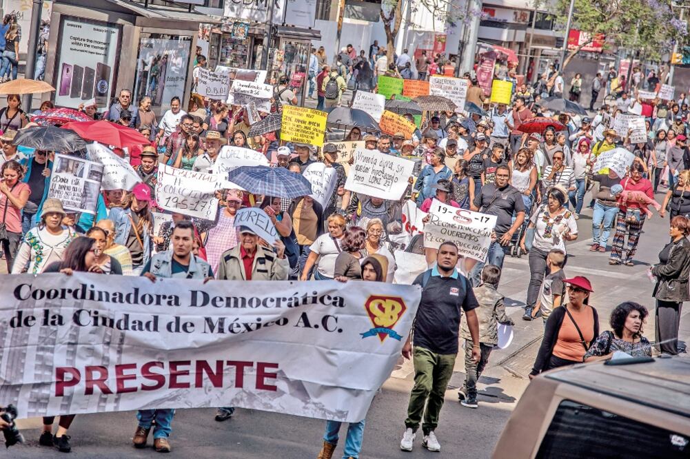 Afectados de 72 inmuebles de las delegaciones Cuauhtémoc y Benito Juárez partieron en una marcha desde el Hemiciclo a Juárez al Antiguo Palacio del Ayuntamiento (MARIO JASSO. CUARTOSCURO)
