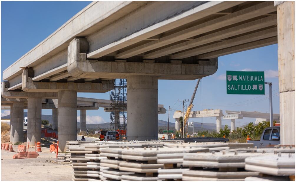 Samuel García supervisa puentes y obras que conectarán con la Carretera Interserrana en Nuevo León. Foto: Especial