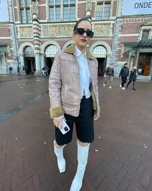 Rosalía muestra cómo llevar botas blancas en invierno