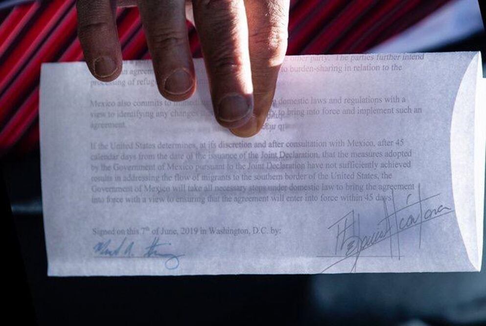 Documento de Trump. Fotografías: Xinhua